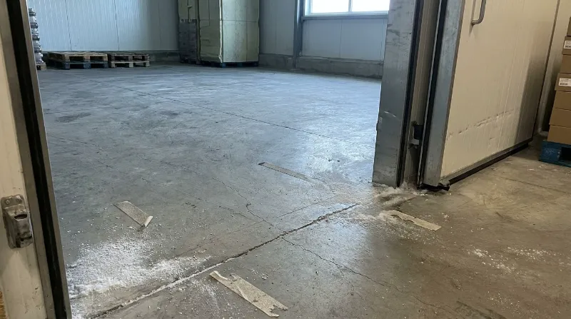 Piso com trincas e gelo na porta de câmara fria